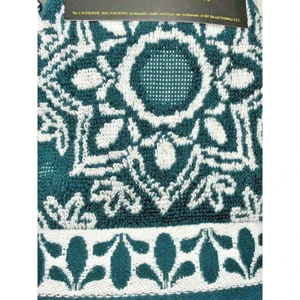 Medallion Dark Green Bathroom Fingertip Towels Holiday Christmas Set of 2